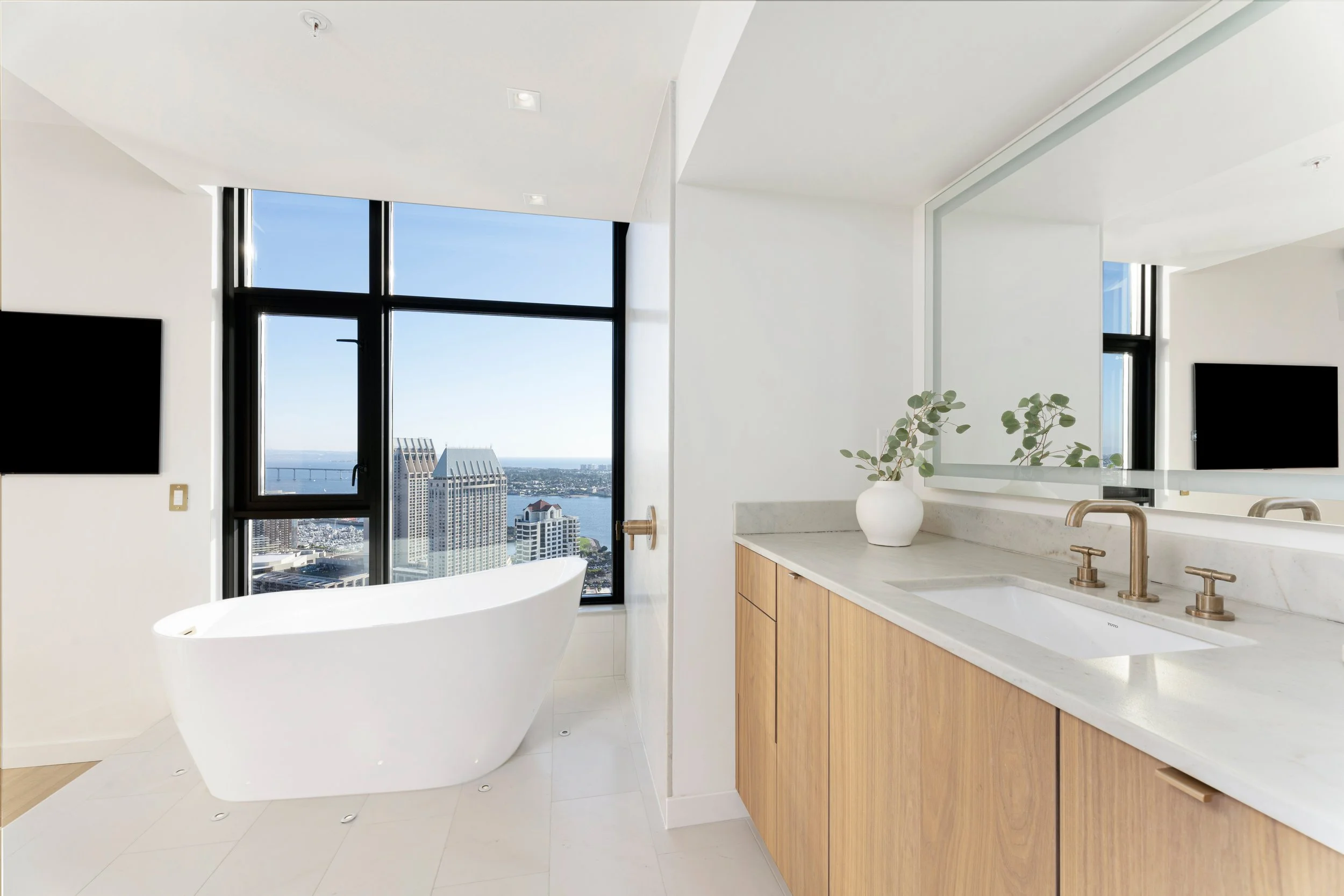 Electra 4303 interior in San Diego, California by Madelene Ross Design Studio