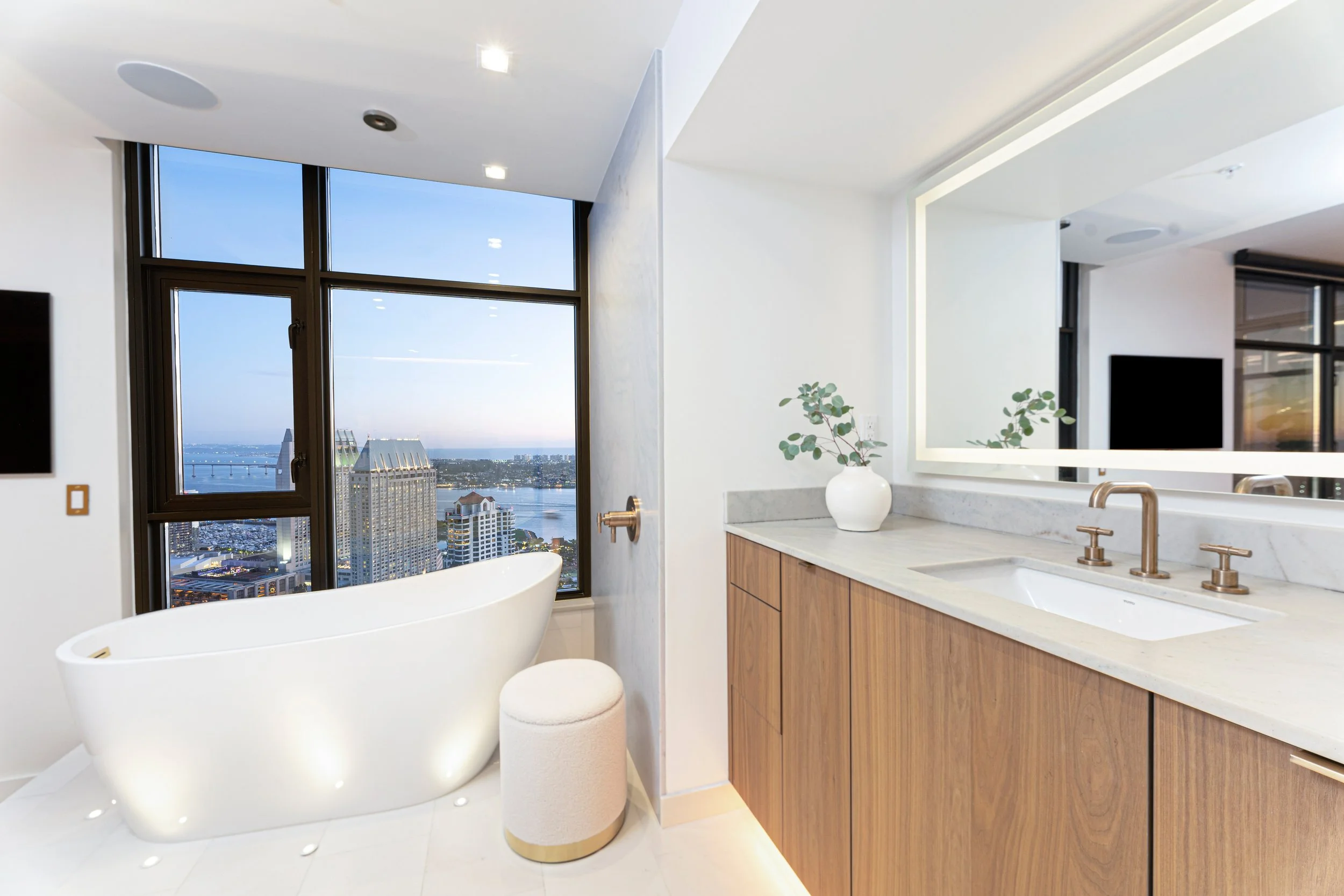 Electra 4303 interior in San Diego, California by Madelene Ross Design Studio